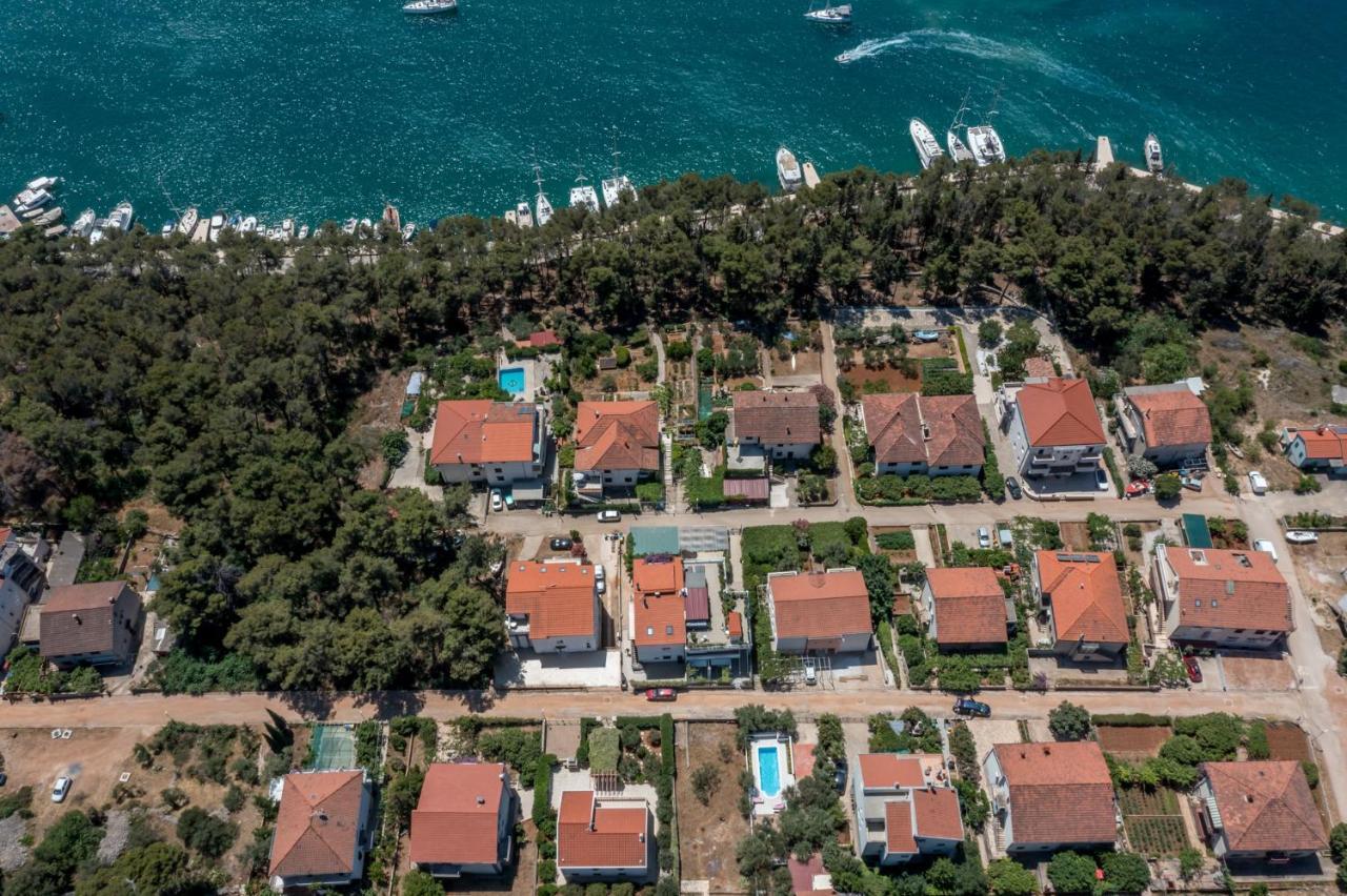 House Oliva With Private Pool And Large Garden Villa Stari Grad  Eksteriør billede